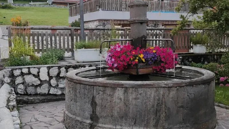 La fontana con la sua vasca a tre getti