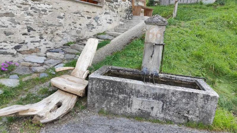 La fontana con la sedia in legno