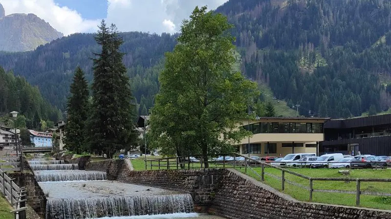 Vista panoramica verso Canazei circondata dalle Dolomiti